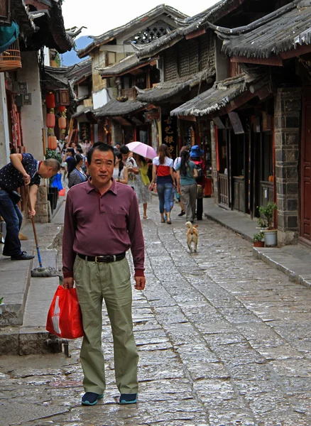 Människor går på gatan i Lijiang, China — Stockfoto