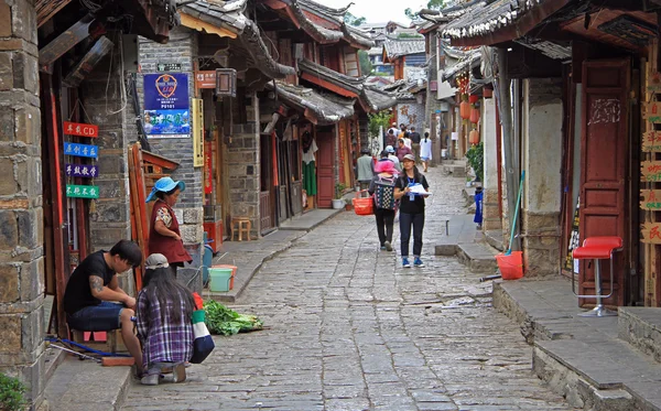 Människor går på gatan i Lijiang, China — Stockfoto