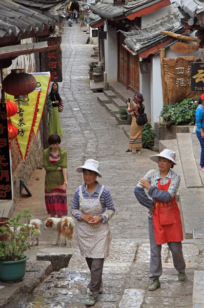 Άνθρωποι είναι το περπάτημα στο δρόμο σε Λιτζιάνγκ, Κίνα — Φωτογραφία Αρχείου