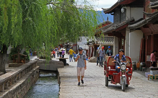 Mensen lopen op de straat in Lijiang, China — Stockfoto