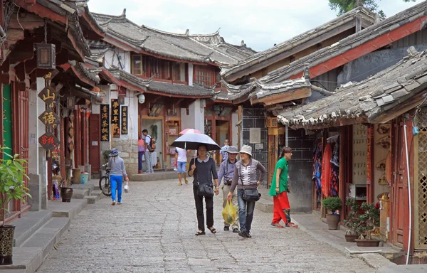 Folk går på gaden i Lijiang, Kina - Stock-foto