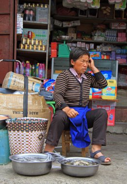 kadın balık Lijiang piyasada satmaktadır