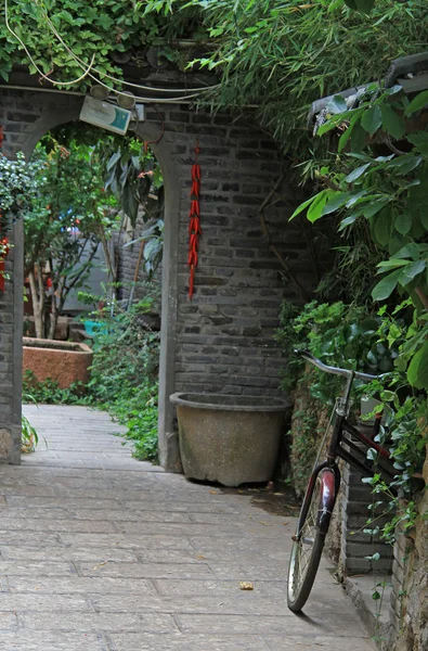 Bicicleta casi entrada al jardín en Lijiang — Foto de Stock