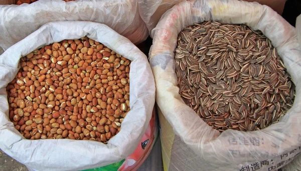 Dos sacos con semillas en el mercado en Lijiang —  Fotos de Stock
