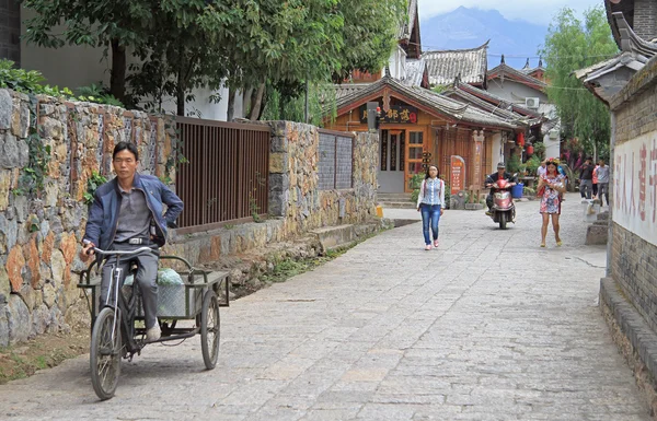 Folk går på gaden i Lijiang, Kina - Stock-foto