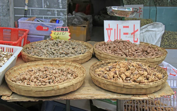 Getrocknete Wurzeln auf dem Markt in Lijiang — Stockfoto