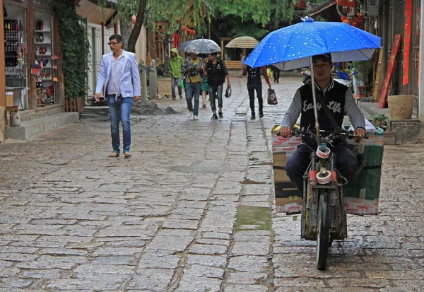 Lidé chodí na ulici v Lijiang, Čína — Stock fotografie