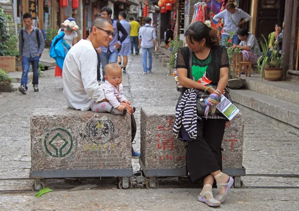 Люди общаются на улице в Лицзяне, Китай — стоковое фото