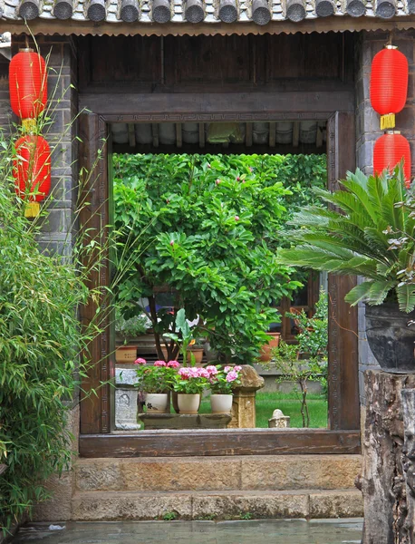 Vivid entrance to the garden in Lijiang, China — Stock fotografie