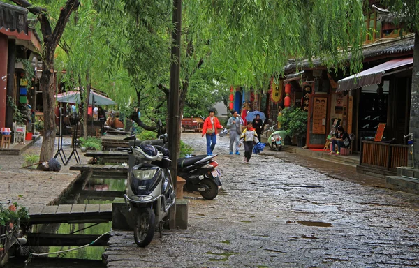People are walking on the street in Lijiang, China — Stock Photo, Image
