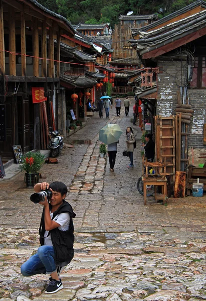 Photographer is preparing to make the shoot — Stockfoto