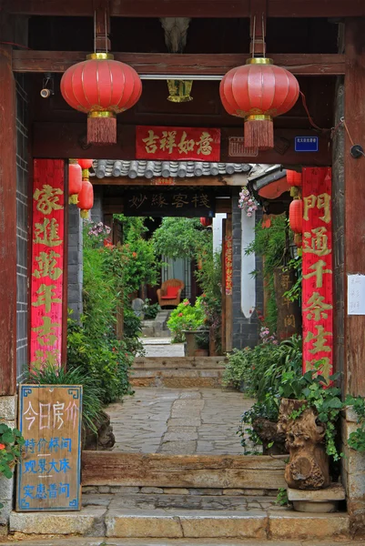 Vivid entrance to the garden in Lijiang, China — Zdjęcie stockowe