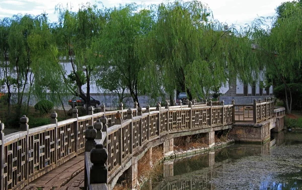 The bridge in Yuquan park, Lijiang — стокове фото