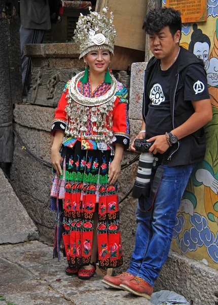 Girl in bright colorful costume and phographer are standing on the street — Stok fotoğraf