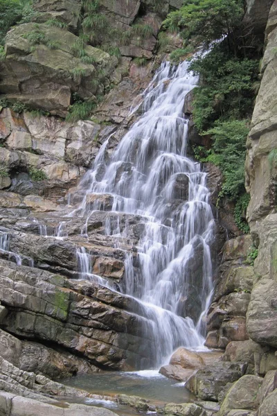 Водопад в национальном парке Лушань — стоковое фото