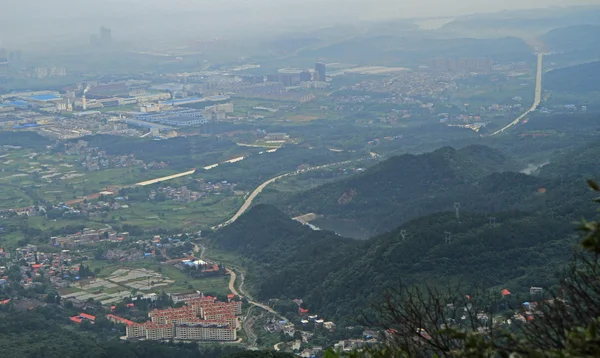 Vista de la ciudad Jiujiang desde la montaña Lu — Foto de Stock