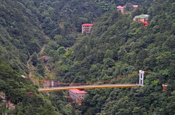Ponte de suspensão no parque nacional de montanha Lu — Fotografia de Stock