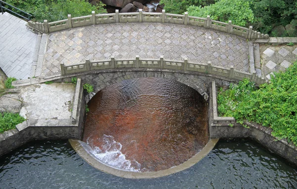 魯山の公園で興味深い橋 — ストック写真