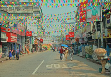 insanlar Kolkata sokakta yürüyor