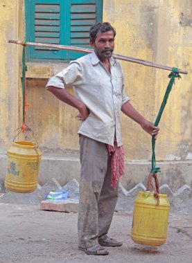 Kolkata sokakta duran adam kol Dengeleme ile
