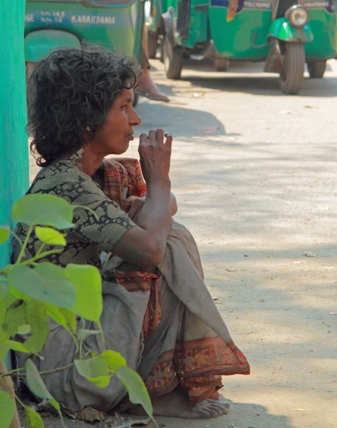 Pobre mujer está sentada en el pavimento en Calcuta, India — Foto de Stock