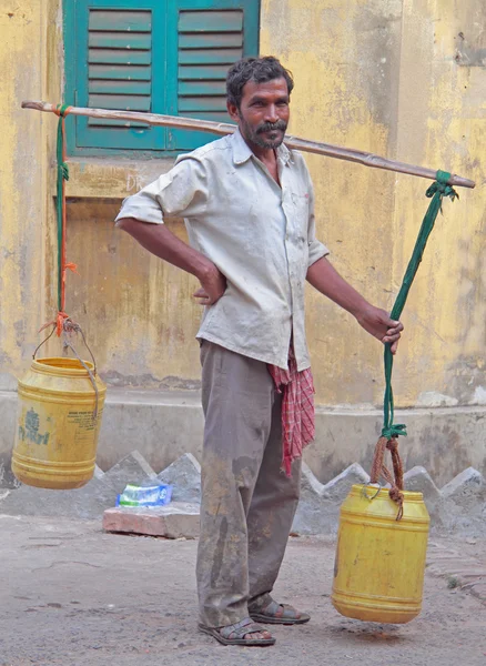 Kolkata sokakta duran adam kol Dengeleme ile — Stok fotoğraf