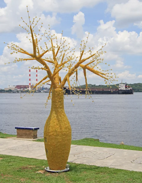 Искусственная декоративная елка на фоне теплоэлектростанции — стоковое фото