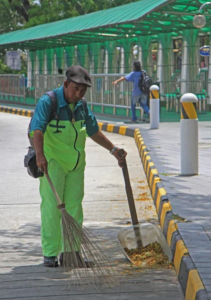 Utcai tisztító csinál munkáját Johor Bahru — Stock Fotó