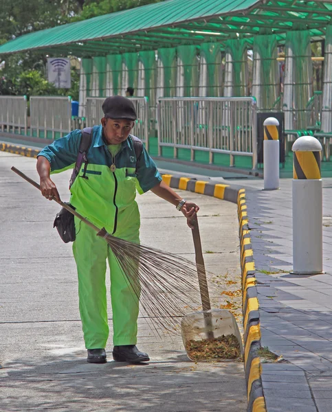 Pulitore di strada sta facendo il suo lavoro a Johor Bahru — Foto Stock