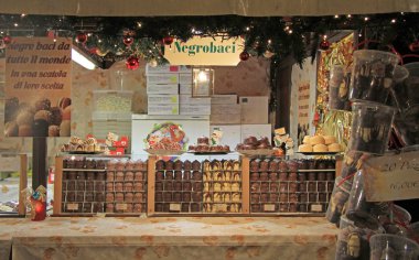 bir Verona adil Noel büfe