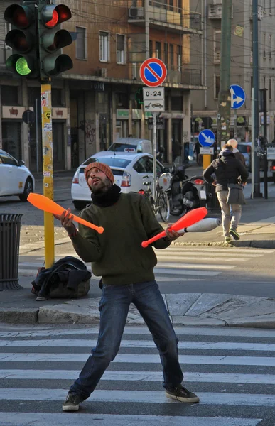 Malabarista callejero está realizando en la intersección en Milán, Italia —  Fotos de Stock