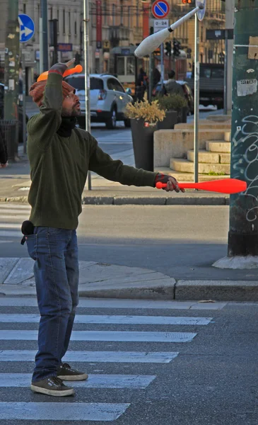 Straat jongleur presteert op de kruising in Milaan, Italië — Stockfoto