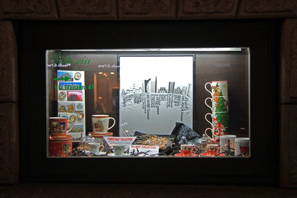 Presentation av souvenirbutik i Milano, Italien — Stockfoto