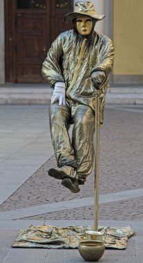 Sanatçı havada, Milan, İtalya, asılı