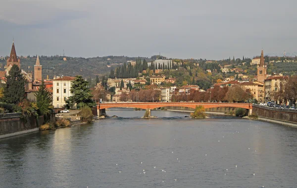 Flusslandschaft in der Stadt Verona — Stockfoto