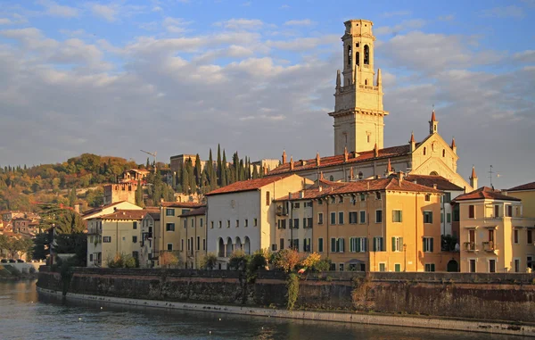 Flusslandschaft in der Stadt Verona — Stockfoto
