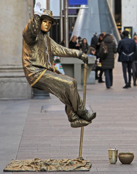 Kunstenaar is opknoping in de lucht, Milan, Italië — Stockfoto