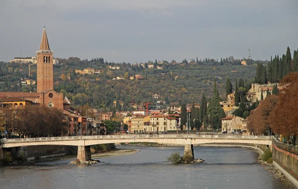 Verona şehrinde nehir manzara — Stok fotoğraf