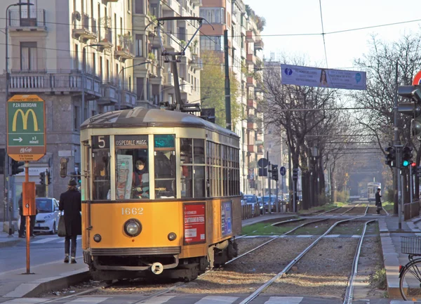 Frau fährt Straßenbahn in Mailand — Stockfoto