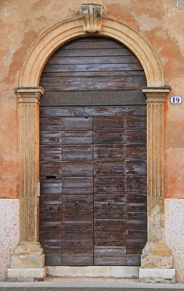 Přední dveře s obloukem v gotickém stylu — Stock fotografie