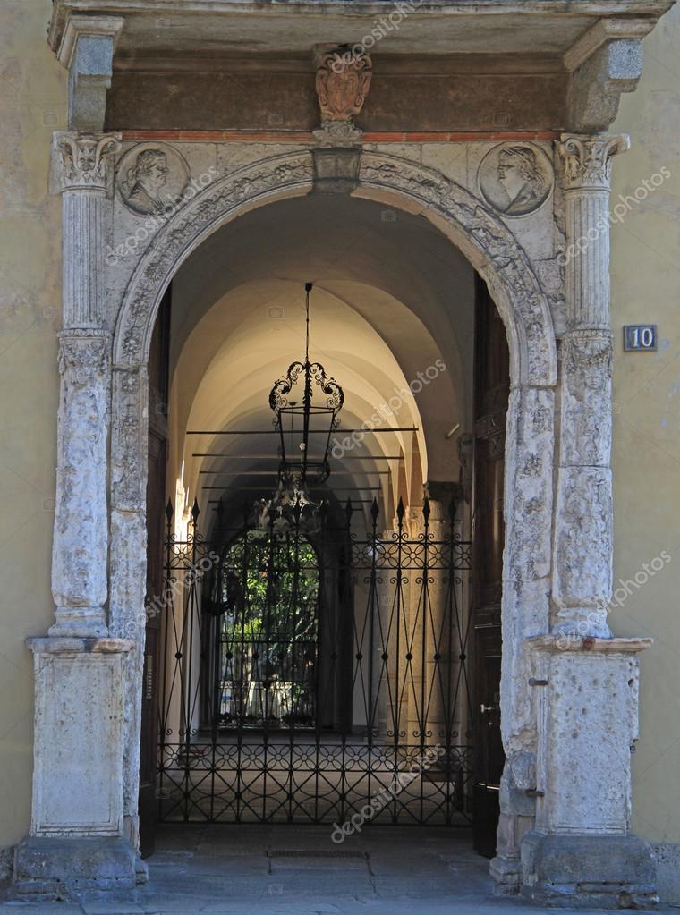 Porte in stile classico, verona — foto stock © fightbegin #94698414 Porte in stile