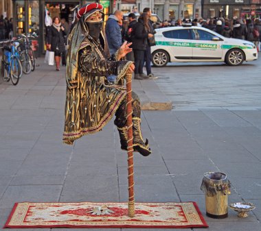 kadın sihirli bir hüner, havada havaya yükselme gösteren