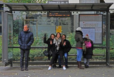insanlar otobüs durağı istasyonu Milano için bekliyor