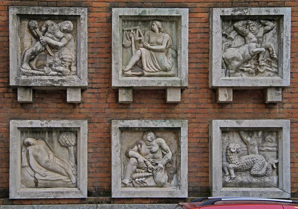 Шесть рельефных изображений на стене в Милане — стоковое фото