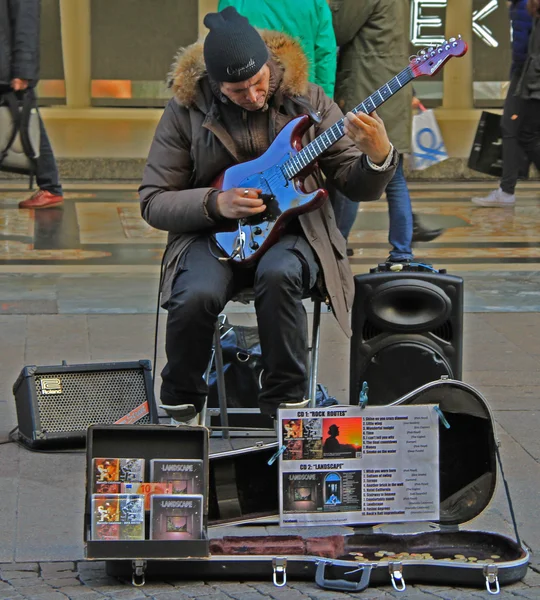 Gatumusikant spelar gitarr i utomhus, Milano — Stockfoto