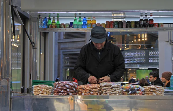 Vendedor está cortando algo en el quiosco, Milán —  Fotos de Stock