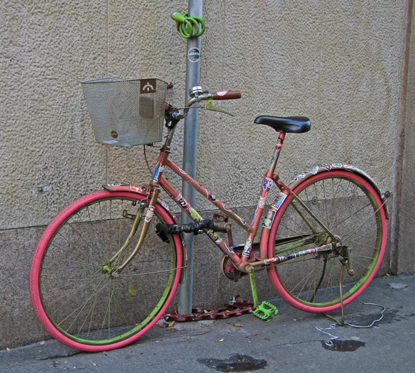 Salat rosa Fahrrad auf der Straße in Mailand — Stockfoto