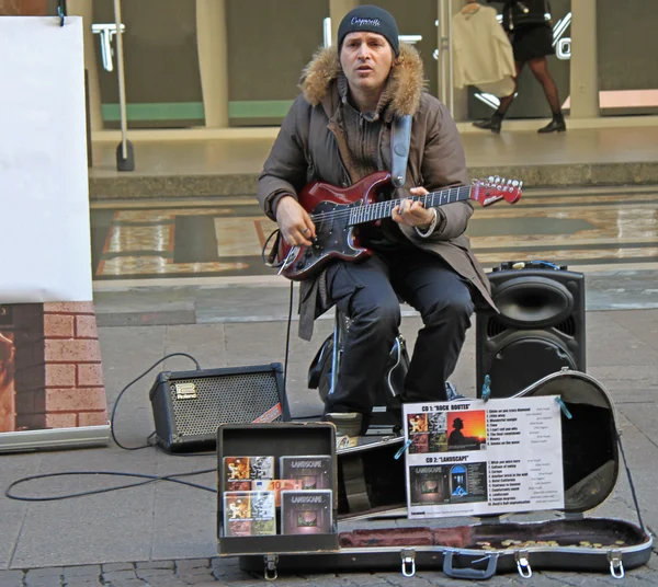 Street musician is playing guitar in outdoor, Milan — Stock Photo, Image