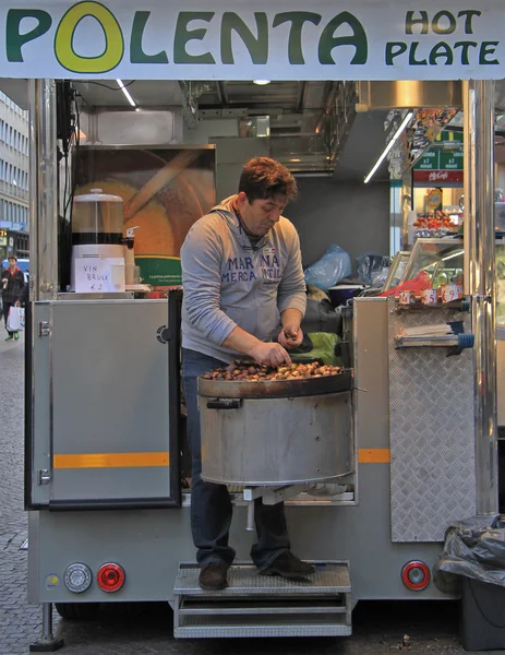 Vendedor está preparando castañas para freír —  Fotos de Stock