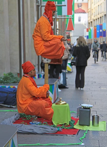 Straat artiesten tonen een magische truc, levitatie in de lucht — Stockfoto